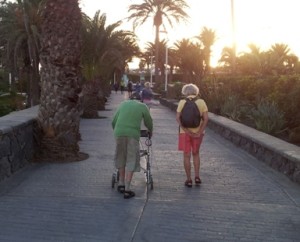 Turista con movilidad reducida en la avenida marítima de Playa del Inglés