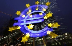 El logo del BCE iluminado frente a la sede del Banco Central Europeo en Frankfurt